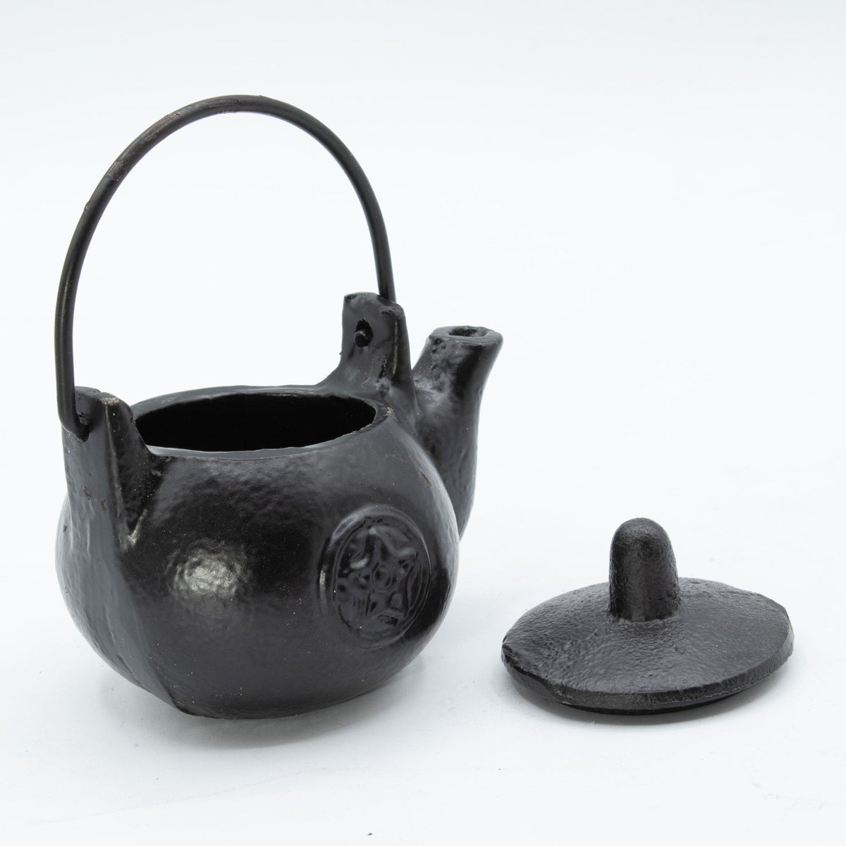 Small Cast Iron Ritual Cauldron with Pentagram Lid - 8x10cm