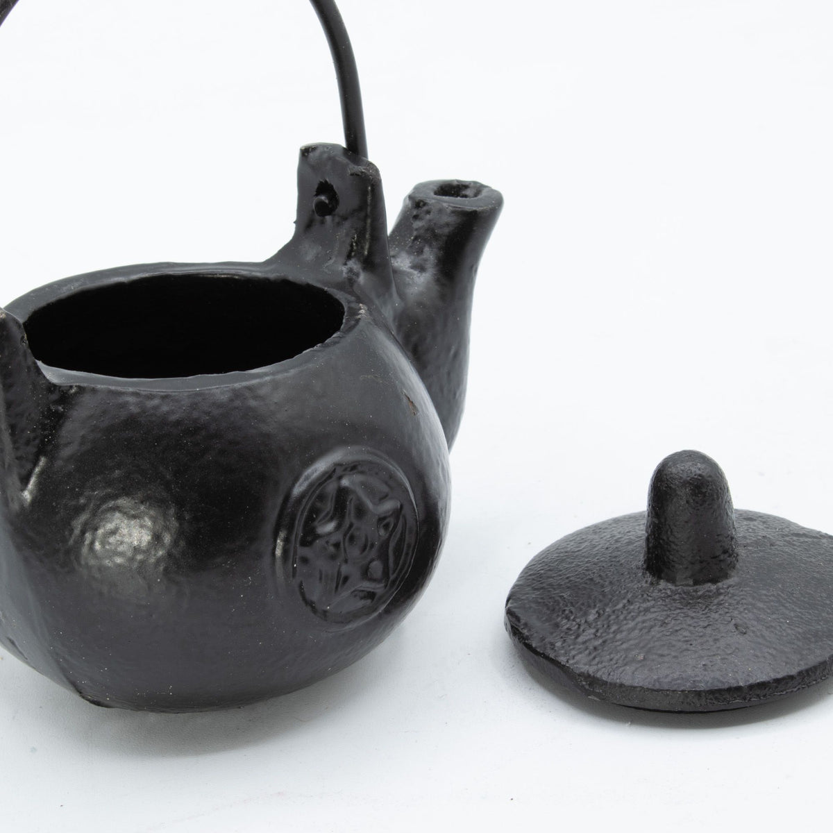 Small Cast Iron Ritual Cauldron with Pentagram Lid - 8x10cm