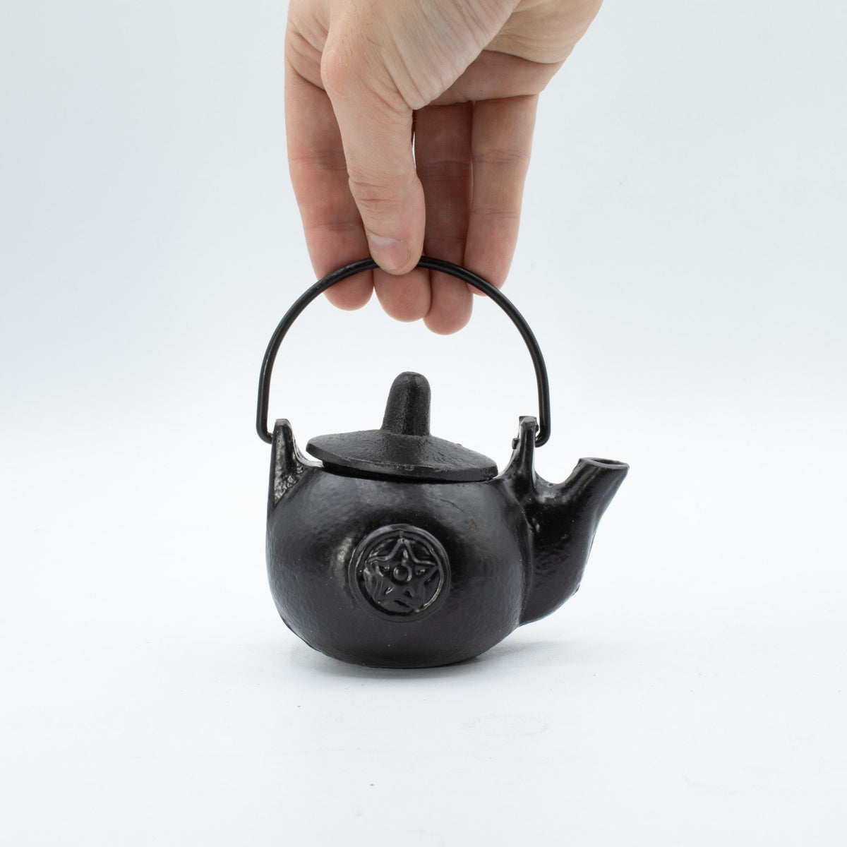 Small Cast Iron Ritual Cauldron with Pentagram Lid - 8x10cm