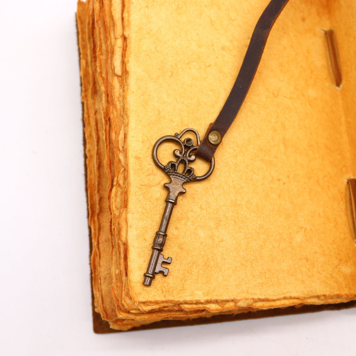 Oiled Leather Journal with Key - 200 Deckle-Edged Pages, 13×18cm